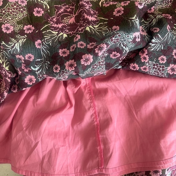 BEBE. SZ 4 Box pleated tapestry skirt. - Picture 4 of 5